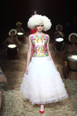 Bangkok Uluslararası Moda Koleksiyonunun Moda Gösterisi