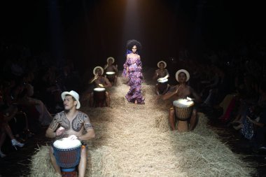 Bangkok Uluslararası Moda Koleksiyonunun Moda Gösterisi