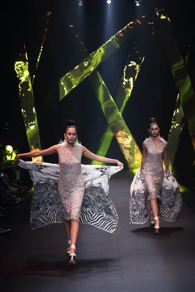 Divatbemutató az új kollekció "Bangkok International Fashion — Stock Fotó