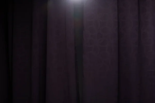 Драпировочная волна из фиолетового занавеса со студийным освещением — стоковое фото