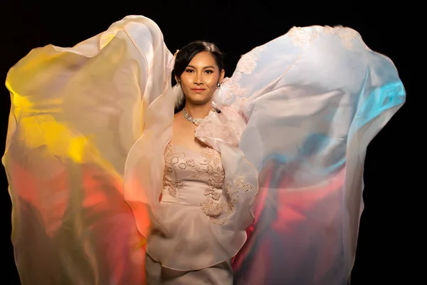 Развевающаяся ткань юбки азиатки трансгендерной одежды Beautifu — стоковое фото