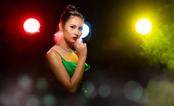 Portrait de femme asiatique Vêtements transgenres Belle soirée verte — Photo