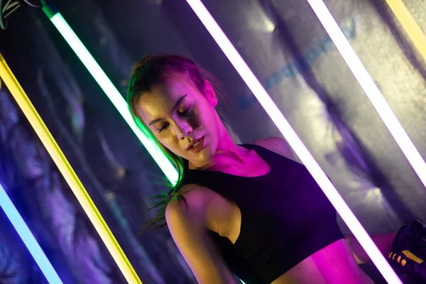 Hermosa Mujer Asiática Transgénero Está Entrenando Perforando Con Silver Gold — Foto de Stock