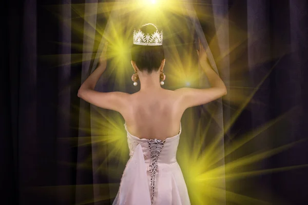 Концепция Конкурса Прекрасная Мисс Королева Конкурса Открывает Сценический Занавес Окна — стоковое фото