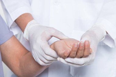60 'lı yaşlardaki Asyalı Kadın Hasta Doktor' la sağlık kontrolü yapıyor. Yaşlanan Toplum Kadınları, sağlık hizmetleri, nabız atışı, kalp atışı, tıbbi uzmanlık, stüdyo ışıklandırması, izole edilmiş fotokopi alanı metni.