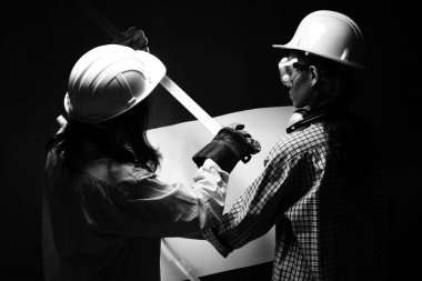 İki güzel Asyalı mimar kadın koruyucu gözlüklü, koruyucu gözlüklü, maske kulaklı, cetvel çizelgeli, karanlık duman arka plan monoton fotokopi alanı ışıklandıran stüdyo, kadınların yapabileceği konsept.