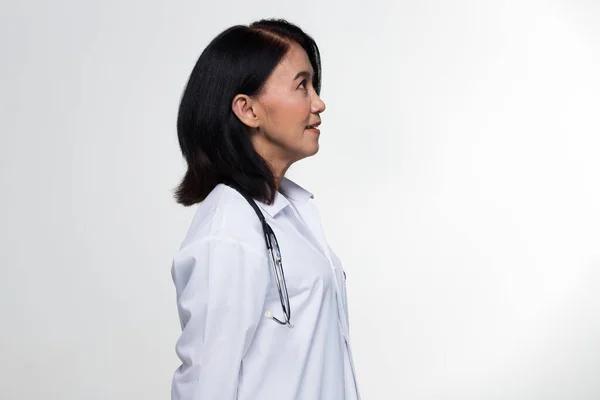 Asiática Hermosa Enfermera Del Doctor Mayor Mujer Uniforme Con Estetoscopio — Foto de Stock