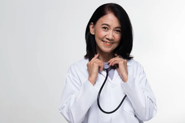 Asiática Hermosa Enfermera Del Doctor Mayor Mujer Uniforme Con Estetoscopio — Foto de Stock