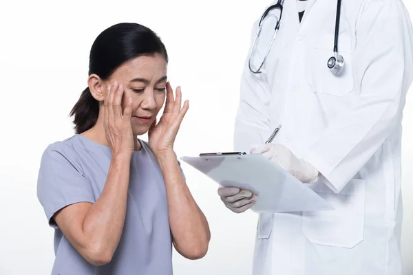 Asiatische Mittsechziger Jahre Frau Patientin Überprüfen Gesundheit Mit Doktor Aging — Stockfoto