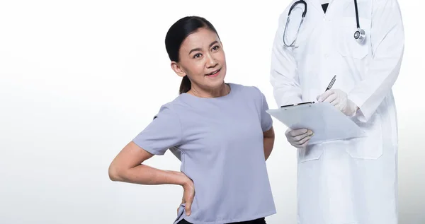 Asiática Edad Media Mujer Paciente Comprobar Salud Con Médico Envejecimiento — Foto de Stock