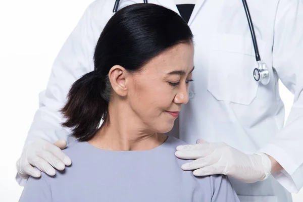 Asiatische Mittsechziger Jahre Frau Patientin Überprüfen Gesundheit Mit Doktor Alterung — Stockfoto