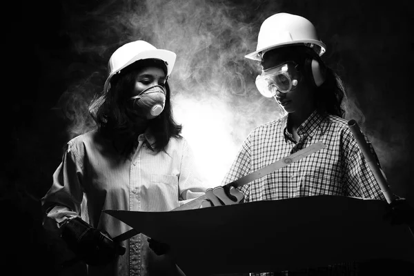 Дві Красиві Азіатські Інженери Інженери Твердій Шапці Захисники Окуляри Окуляри — стокове фото