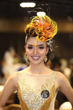 Bangkok, Tayland - 9 Ocak 2019; Model Saç Yaratıcı Renkli Tasarım Moda Gösterisinde Merkez Mağazadaki podyum sahnesinde yarışmacılardan saç stili