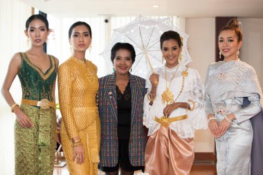 Bangkok, Tayland - 17 Şubat 2019; Tayland Geleneksel Düğün Elbisesi 'nde Grup Moda Modeli Yeni Aşıklar İçin Gelinlik Fuarı için Dört Kanatlı Otel' de podyum yürüyüşü sunar.