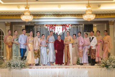 Bangkok, Tayland - 24 Şubat 2019; Tayland Geleneksel Gelinliğinde Moda Modeli Mandarin Oteli 'nde Mandarin Düğün Fuarı Pistinde Yeni Aşıklar İçin Gelinlik, Planlayıcı