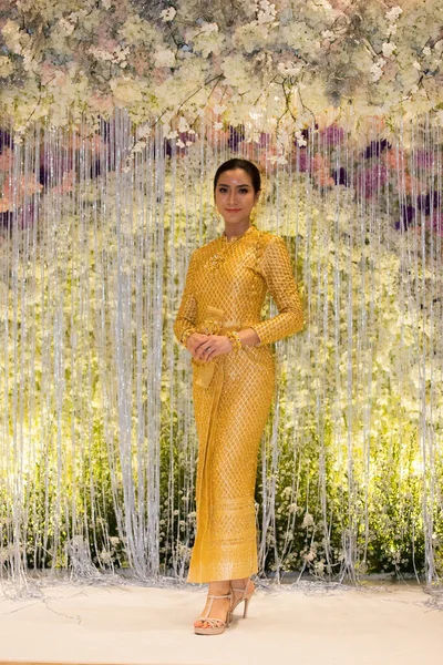 Bangkok Tajlandia Lutego 2019 Modelka Tajskim Tradycyjnym Stroju Sukienka Ślubna — Zdjęcie stockowe
