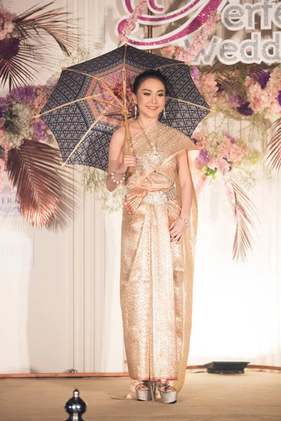 Bangkok Thaiföld Február 2019 Divat Modell Thai Hagyományos Jelmezes Esküvői — Stock Fotó