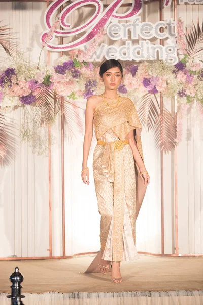 Bangkok Tailândia Fevereiro 2019 Modelo Moda Tailandês Traje Tradicional Vestido — Fotografia de Stock