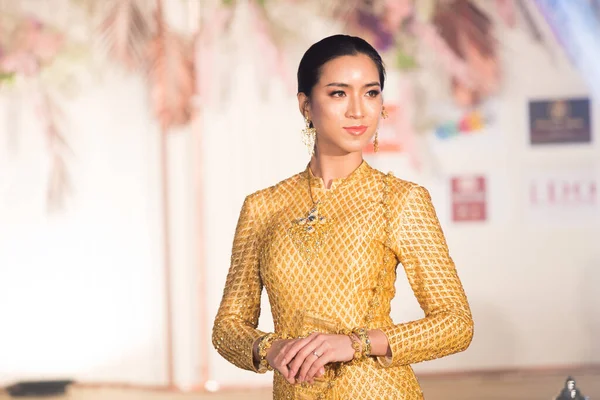 Bangkok Tailandia Febrero 2019 Modelo Moda Traje Tradicional Tailandés Vestido —  Fotos de Stock