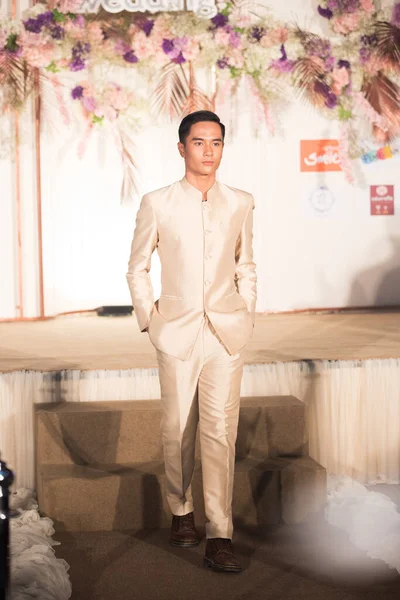 Bangkok Tajlandia Lutego 2019 Modelka Tajskim Tradycyjnym Stroju Sukienka Ślubna — Zdjęcie stockowe