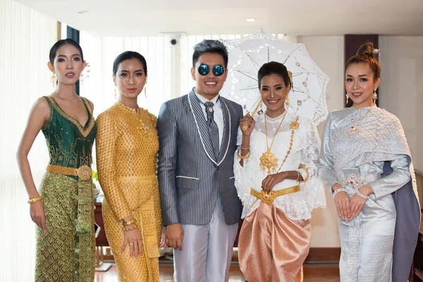 バンコク 2019年2月17日 タイの伝統衣装のファッションモデルの写真新しい恋人のための結婚式のための4つの翼のホテルでキャットウォークに存在するウェディングドレスを選択するドレス — ストック写真