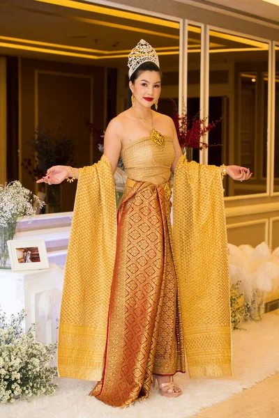 バンコク 2019年2月24日 タイの伝統衣装のファッションモデル新しい恋人のための結婚式のためのマンダリンホテルの背景に存在するウェディングドレスを選択するドレス プランナー — ストック写真