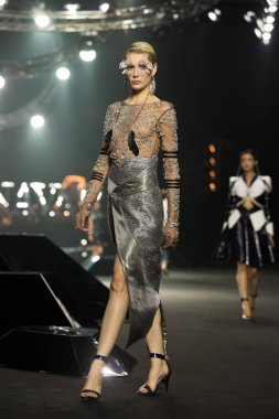 Bangkok, Tayland - 14 Mart 2019; Yeni Koleksiyon Moda Şovu 19 Yaz Sirivannavari, Tayland Kraliyet Aile Prenses Tasarımcısı, Siam Paragon 'da erkekler ve kadınlar için tasarım
