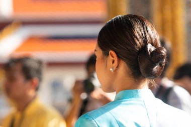 Bangkok, Tayland - 13 Haziran 2019; Miss Universe Thailand 2019, Emerald Temple 'da Renkli Tayland İpek Geleneksel Kostümlü Güzel Yarışmacılar Kamp Günü' nde saygı göstermek için