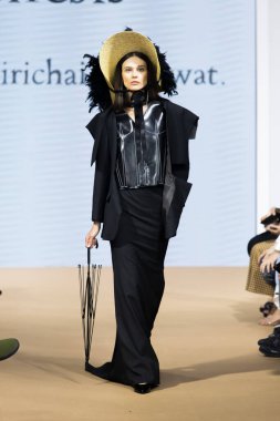 Bangkok, Tayland - 15 Mayıs 2019; Mani Festo 'daki Tez Şovu Moda Yürüyüşü Chulalongkorn Üniversitesi öğrencisi.