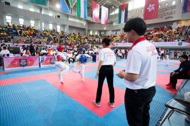 Bangkok, Tayland - 27 Temmuz 2019; Kahramanlar Tekvando Uluslararası Şampiyonası 2019. Hakemler Komitenin skorunu kontrol eder, dövüşü durdurur, Varsayım Üniversitesi 'ndeki rekabeti dikkatle izler