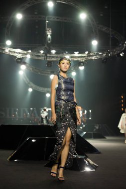 Bangkok, Tayland - 14 Mart 2019; Yeni Koleksiyon Moda Şovu 19 Yaz Sirivannavari, Tayland Kraliyet Aile Prenses Tasarımcısı, Siam Paragon 'da erkekler ve kadınlar için tasarım