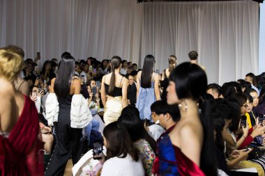 Bangkok, Tayland - 15 Mayıs 2019; Mani Festo 'daki Tez Şovu Moda Yürüyüşü Chulalongkorn Üniversitesi öğrencisi.