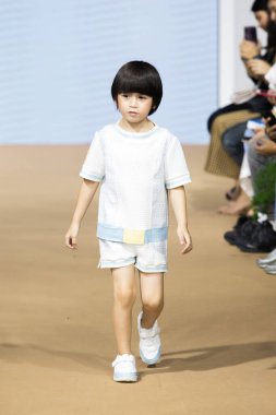 Bangkok, Tayland - 15 Mayıs 2019; Mani Festo 'daki Tez Şovu Moda Yürüyüşü Chulalongkorn Üniversitesi öğrencisi.