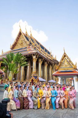 Bangkok, Tayland - 13 Haziran 2019; Tayland Güzellik Yarışmacıları Zümrüt Tapınağı 'nda Renkli Tayland İpek Geleneksel Kostümleri yarışmacıları Kamp' ın ilk gününde saygı göstermek için grup fotoğrafı