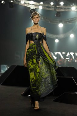 Bangkok, Tayland - 14 Mart 2019; Yeni Koleksiyon Moda Şovu 19 Yaz Sirivannavari, Tayland Kraliyet Aile Prenses Tasarımcısı, Siam Paragon 'da erkekler ve kadınlar için tasarım