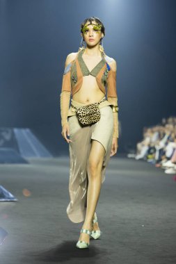 Bangkok, Tayland - 14 Mart 2019; Yeni Koleksiyon Moda Şovu 19 Yaz Sirivannavari, Tayland Kraliyet Aile Prenses Tasarımcısı, Siam Paragon 'da erkekler ve kadınlar için tasarım