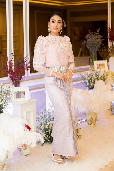 バンコク 2019年2月24日 タイの伝統衣装のファッションモデル新しい恋人のための結婚式のためのマンダリンホテルの背景に存在するウェディングドレスを選択するドレス プランナー — ストック写真