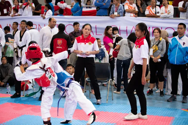タイのバンコク 2019年7月27日 スポーツイベントはHeroes Taekwondo International Championship 2019と名付けられました 審査委員会はスコアをチェックし 戦いを止め 仮定大学での競争に注意してください — ストック写真
