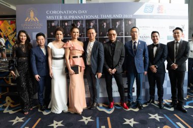 Bangkok, Tayland - 28 Ağustos 2019; Asyalı Adam Yarışması adı: Bay Süper Tayland 2019, Yakışıklı Yarışmacılar Suan Lum Night Bazaar Hotel 'de gündelik kıyafet sunar.