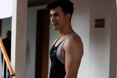 Bangkok, Tayland - 3 Temmuz 2019; Tayland Süper Uluslar Arası Tayland 2019 Asya Yarışması, Yakışıklı Kas Yarışmacıları Yarım Vücut Yüzme Gösterisi Nanda Heritage Hotel 'de pantolon giyiyor