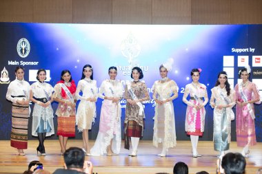 Bangkok, Tayland - 11 Eylül 2019; Tayland Güzeli 2019, Renkli Tayland İpek Geleneksel Kral Rama 6 'da Güzel Yarışmacılar Vachiravut Koleji' nde Moda Gösterisini sunar.