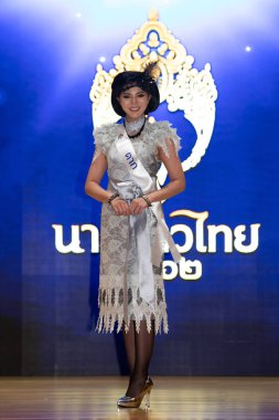 Bangkok, Tayland - 11 Eylül 2019; Tayland Güzeli 2019, Renkli Tayland İpek Geleneksel Kral Rama 6 'da Güzel Yarışmacılar Vachiravut Koleji' nde Moda Gösterisini sunar.