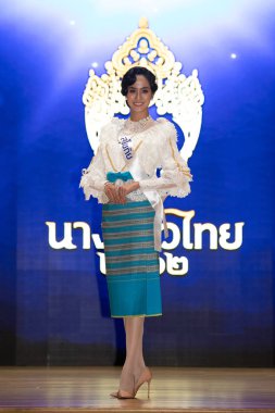 Bangkok, Tayland - 11 Eylül 2019; Tayland Güzeli 2019, Renkli Tayland İpek Geleneksel Kral Rama 6 'da Güzel Yarışmacılar Vachiravut Koleji' nde Moda Gösterisini sunar.