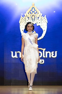 Bangkok, Tayland - 11 Eylül 2019; Tayland Güzeli 2019, Renkli Tayland İpek Geleneksel Kral Rama 6 'da Güzel Yarışmacılar Vachiravut Koleji' nde Moda Gösterisini sunar.
