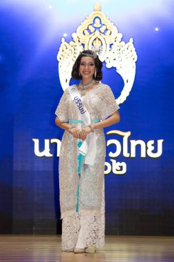 Bangkok, Tayland - 11 Eylül 2019; Tayland Güzeli 2019, Renkli Tayland İpek Geleneksel Kral Rama 6 'da Güzel Yarışmacılar Vachiravut Koleji' nde Moda Gösterisini sunar.