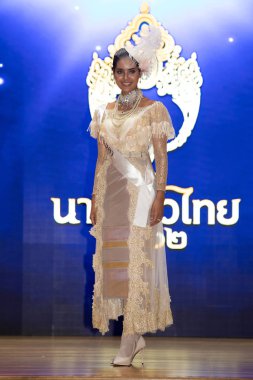 Bangkok, Tayland - 11 Eylül 2019; Tayland Güzeli 2019, Renkli Tayland İpek Geleneksel Kral Rama 6 'da Güzel Yarışmacılar Vachiravut Koleji' nde Moda Gösterisini sunar.
