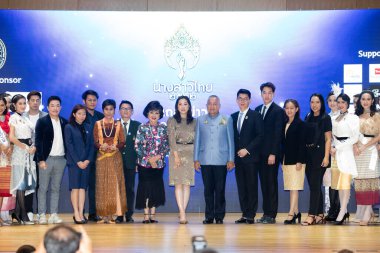 Bangkok, Tayland - 11 Eylül 2019; Tayland Güzeli 2019, Renkli Tayland İpek Geleneksel Kral Rama 6 'da Güzel Yarışmacılar Vachiravut Koleji' nde Moda Gösterisini sunar.