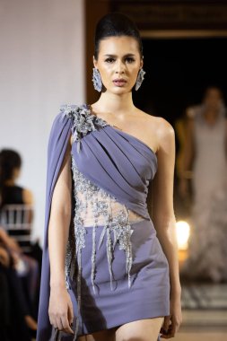 Bangkok, Tayland - 12 Ekim 2019; Model, Tayland Moda Fuarı Geleneksel Ulusal Kostümleri 