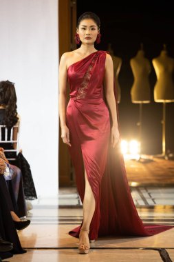 Bangkok, Tayland - 12 Ekim 2019; Model, Tayland Moda Fuarı Geleneksel Ulusal Kostümleri 