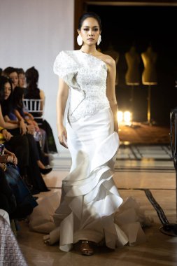 Bangkok, Tayland - 12 Ekim 2019; Model, Tayland Moda Fuarı Geleneksel Ulusal Kostümleri 